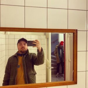 Carl Stanley Instagram - Tisdag: Hej dagboken. Idag åt jag lingon, sa fem riktigt tråkiga skämt som Marcus låtsades var roliga och sen gick jag hem och såg sedan en förintelsedokumentär för att känna att det ändå hänt tråkigare saker än dom fem skämten. Slängde en kaffekokare i grovsoporna också. Jag var tvungen. Den bodde på Hökens Gata med mig så den vad gravt traumatiserad. Tyvärr. Och sen gjorde den rätt äckligt kaffe med.
Vi säger så du. 
(Bilden är från igår när henrik höll vakt i trapphuset medans Macke sket)