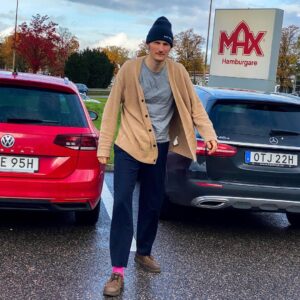 Carl Stanley Instagram - Tom. Bo. LA! Nån jävla måtta får det vara. Nu är det ute. Alla ska lyssna. Patreons får extramaterial och filmat som vanligt. Ta alltid ett steg närmare Tombola Podcast. Varje vecka!