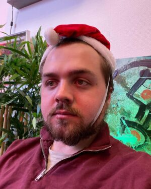 Carl Stanley Instagram - God Jul gott folk! Ja jag har väl inte mer att säga än att ni ska vara snälla mot varandra. Gillar man Tombola så finns det överraskelse i poddappen!❤️