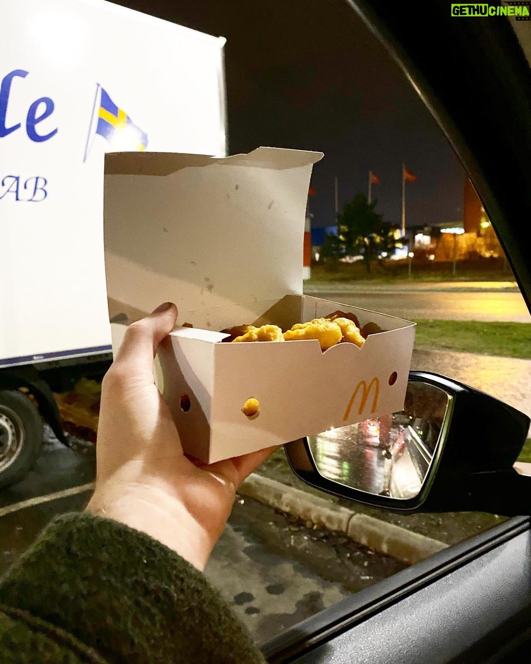 Carl Stanley - 2.1K Likes - Sätt era Nuggets på kylning och låt glöggen fullkomligt TA ÖVER! Nu är ett nytt Tombola Podcast i allas liv. Släpp in Tombola i ditt hjärta och Tombola kommer att ge dig känslan av ”men vafan är detta...”. Och DEN KÄNSLAN hittar man inte överallt! Jag vill tacka @_marcusberggren för att han åtminstone försöker dölja sin nakna kropp när vi spelar in.
Filmad version och ett extrasnack finns ute för alla som är patreons.
Akta huet.