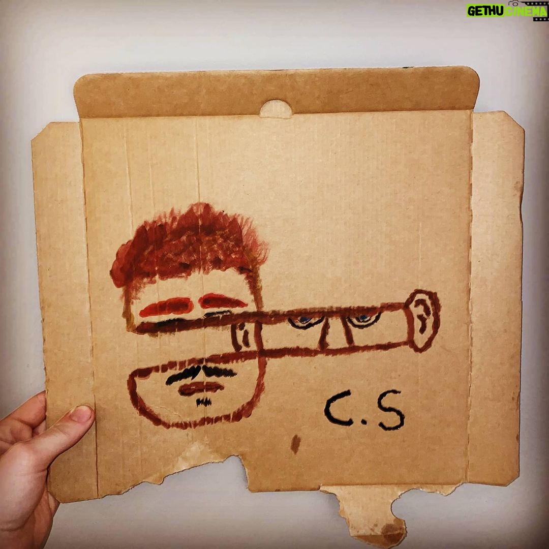 Carl Stanley - 2.2K Likes - 1. Står det Carl på min egentillverkade pannkaka?
2. Pizzakartongkonst.
3. Röd keps (läs: keps) är verkligen inte min grej.
Trevlig lördag. Tänk på att allt löser sig bara man lägger sig i fosterställning och gråter tillräckligt länge.
Akta huet!