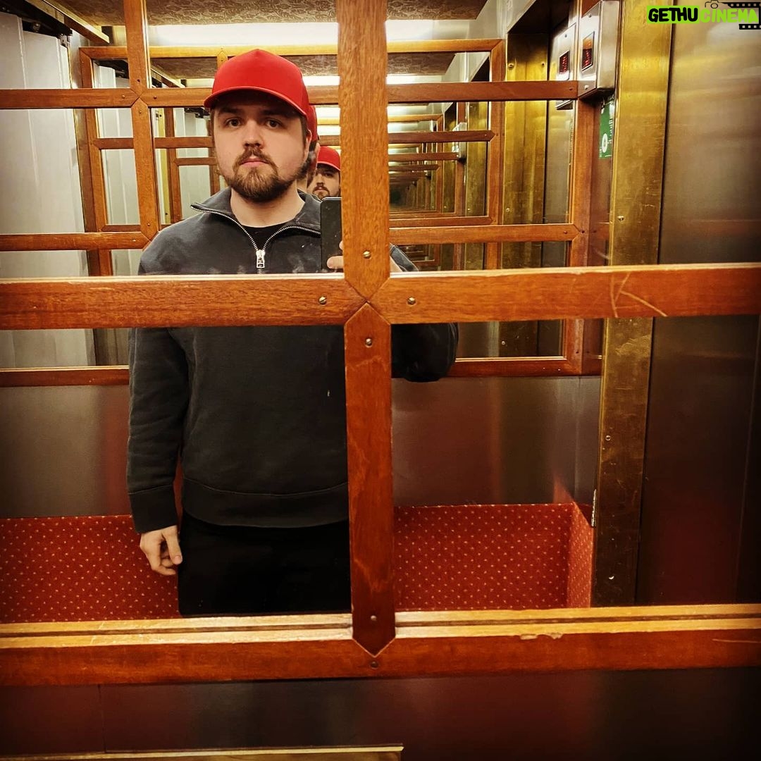 Carl Stanley - 2.2K Likes - 1. Står det Carl på min egentillverkade pannkaka?
2. Pizzakartongkonst.
3. Röd keps (läs: keps) är verkligen inte min grej.
Trevlig lördag. Tänk på att allt löser sig bara man lägger sig i fosterställning och gråter tillräckligt länge.
Akta huet!