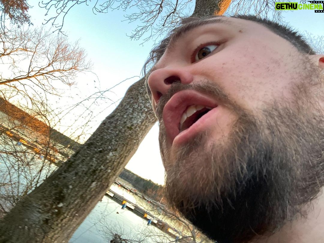 Carl Stanley - 2.4K Likes - Sweden, jorden, uniwerze. Littel mann by lake and ”klart wäder”.
Akta huet.