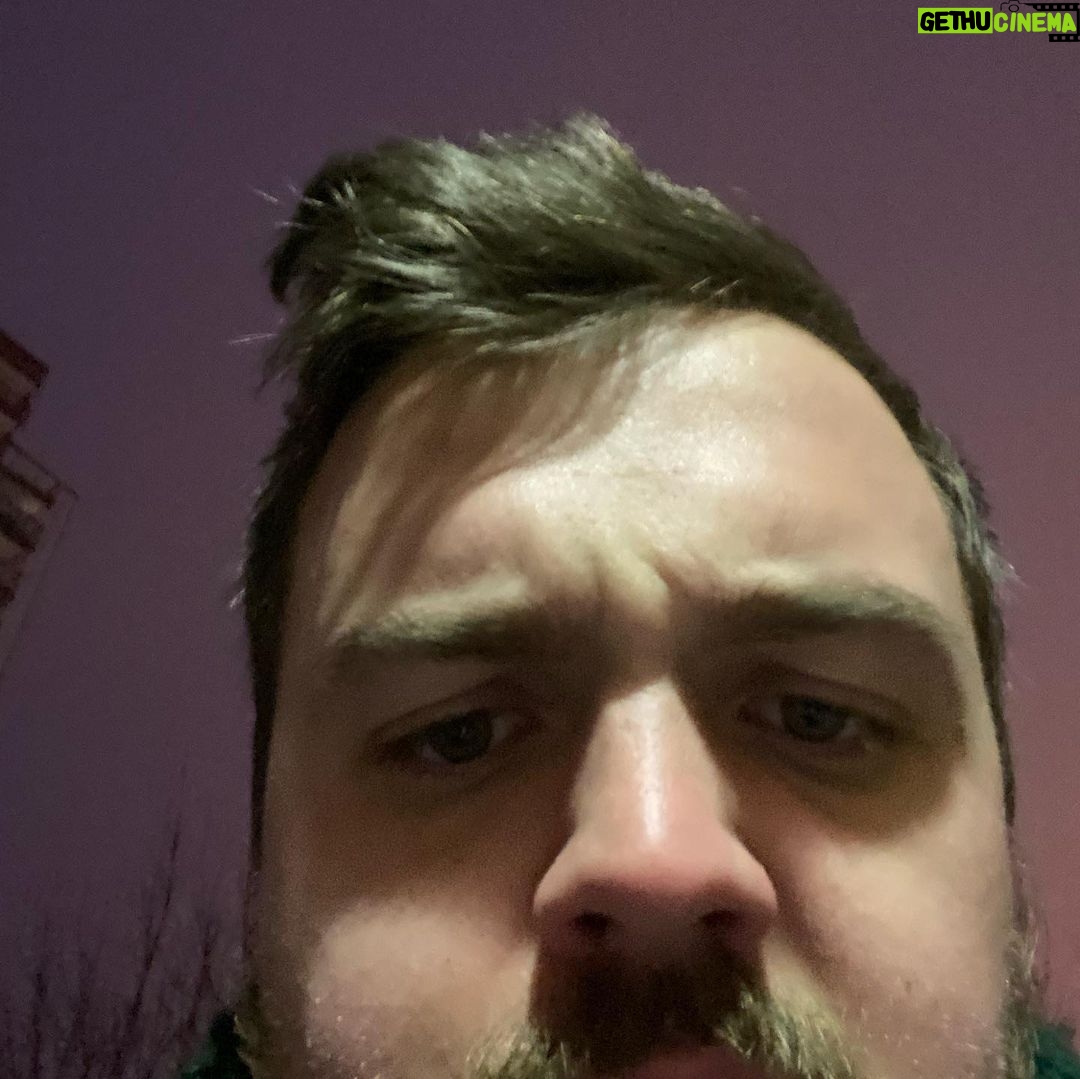 Carl Stanley - 2.7K Likes - Kära dagbok,
Idag satt jag på en stol i 45 minuter och funderade på vad jag jobbar med. Då jag inte kom på det bestämde jag mig för att åka till Jula och köpa lödfett, mest för skojs skull. Sen åkte jag hem. På vägen mellan bilen och porten tog jag två heta selfies som är bifogade. Annars då? Jo vafan. Psykologen sa igår att det löser sig. Bra råd. Säger så.
Akta huet.