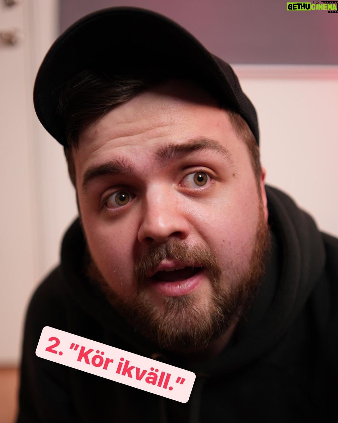 Carl Stanley - 3.4K Likes - Ett smakprov ur första volymen av min dekalogi: ”101 sätt att bära en keps - Det Hugo ville helst av allt (lukta som en i Yu-Gi-Oh)”