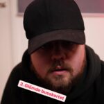 Carl Stanley Instagram - Ett smakprov ur första volymen av min dekalogi: ”101 sätt att bära en keps - Det Hugo ville helst av allt (lukta som en i Yu-Gi-Oh)”