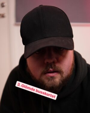 Carl Stanley Instagram - Ett smakprov ur första volymen av min dekalogi: ”101 sätt att bära en keps - Det Hugo ville helst av allt (lukta som en i Yu-Gi-Oh)”