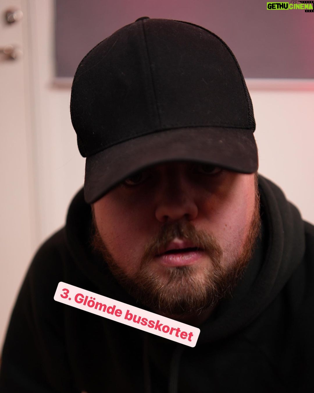 Carl Stanley - 3.4K Likes - Ett smakprov ur första volymen av min dekalogi: ”101 sätt att bära en keps - Det Hugo ville helst av allt (lukta som en i Yu-Gi-Oh)”