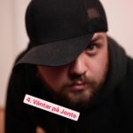 Carl Stanley Instagram - Ett smakprov ur första volymen av min dekalogi: ”101 sätt att bära en keps - Det Hugo ville helst av allt (lukta som en i Yu-Gi-Oh)”
