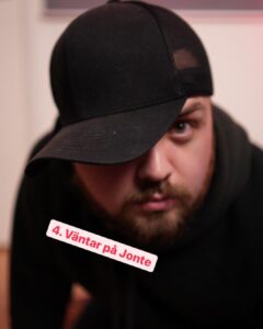Carl Stanley Instagram - Ett smakprov ur första volymen av min dekalogi: ”101 sätt att bära en keps - Det Hugo ville helst av allt (lukta som en i Yu-Gi-Oh)”