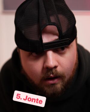 Carl Stanley Instagram - Ett smakprov ur första volymen av min dekalogi: ”101 sätt att bära en keps - Det Hugo ville helst av allt (lukta som en i Yu-Gi-Oh)”