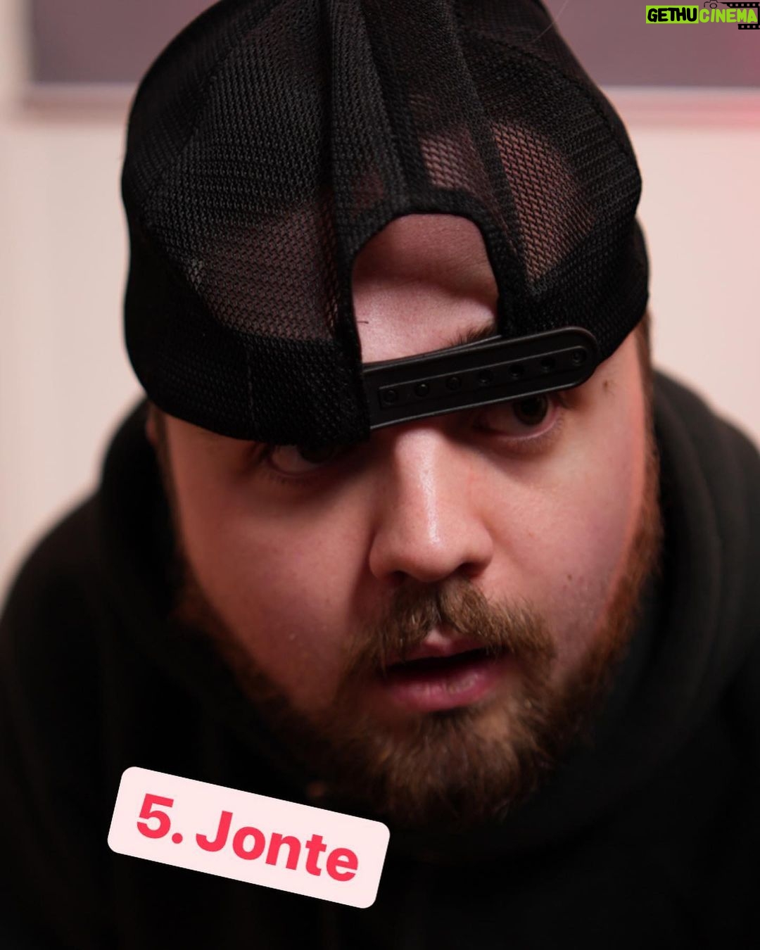 Carl Stanley - 3.4K Likes - Ett smakprov ur första volymen av min dekalogi: ”101 sätt att bära en keps - Det Hugo ville helst av allt (lukta som en i Yu-Gi-Oh)”