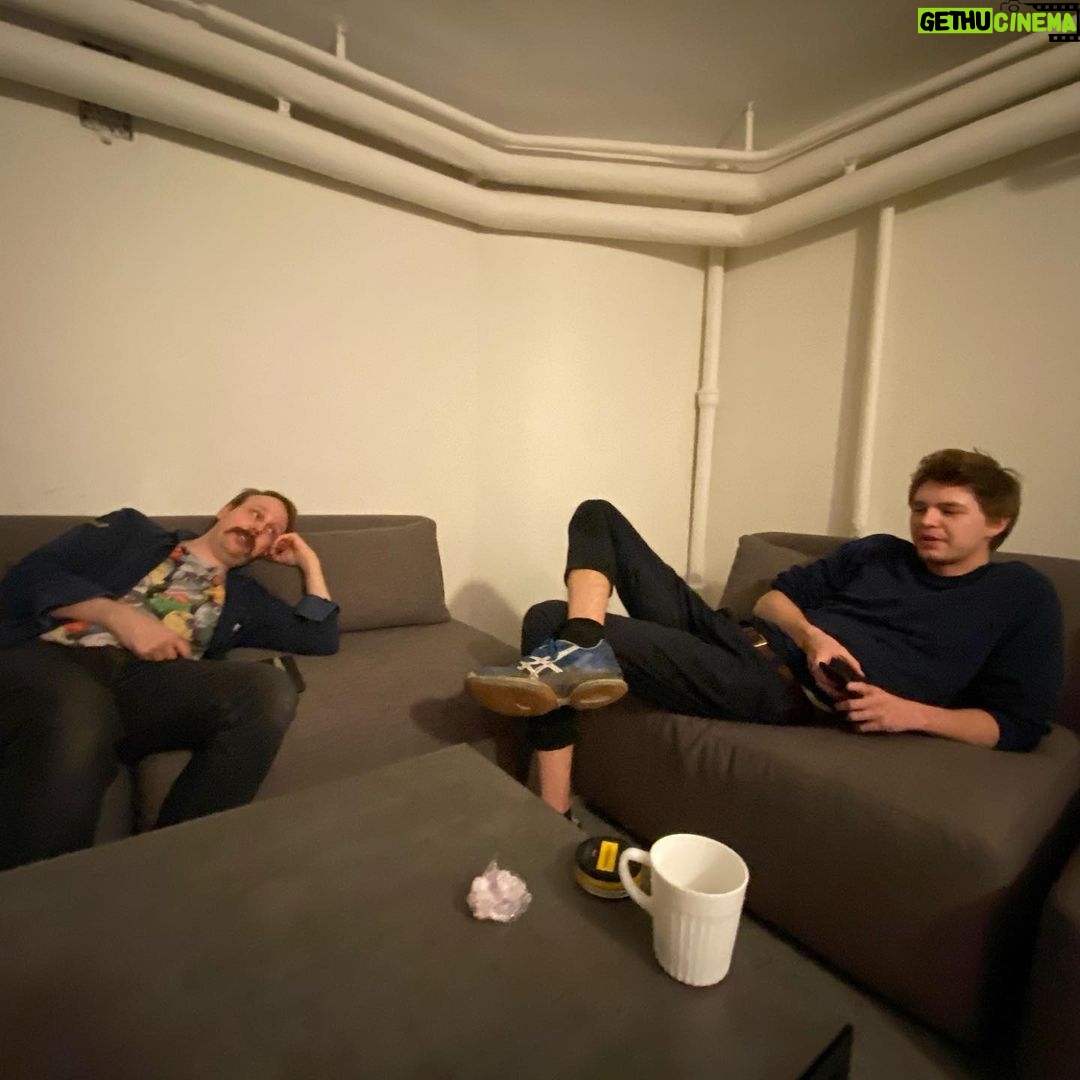 Carl Stanley Instagram - Öjöjöjjjjjjj så rolett. Sen e de dags igen. Skriver på “Dassboken 47 - Den sista stöten” tills dess. Så ses vi sen. Särvi så då!