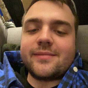 Carl Stanley Instagram - Tom. Bo. LA! Nån jävla måtta får det vara. Nu är det ute. Alla ska lyssna. Patreons får extramaterial och filmat som vanligt. Ta alltid ett steg närmare Tombola Podcast. Varje vecka!