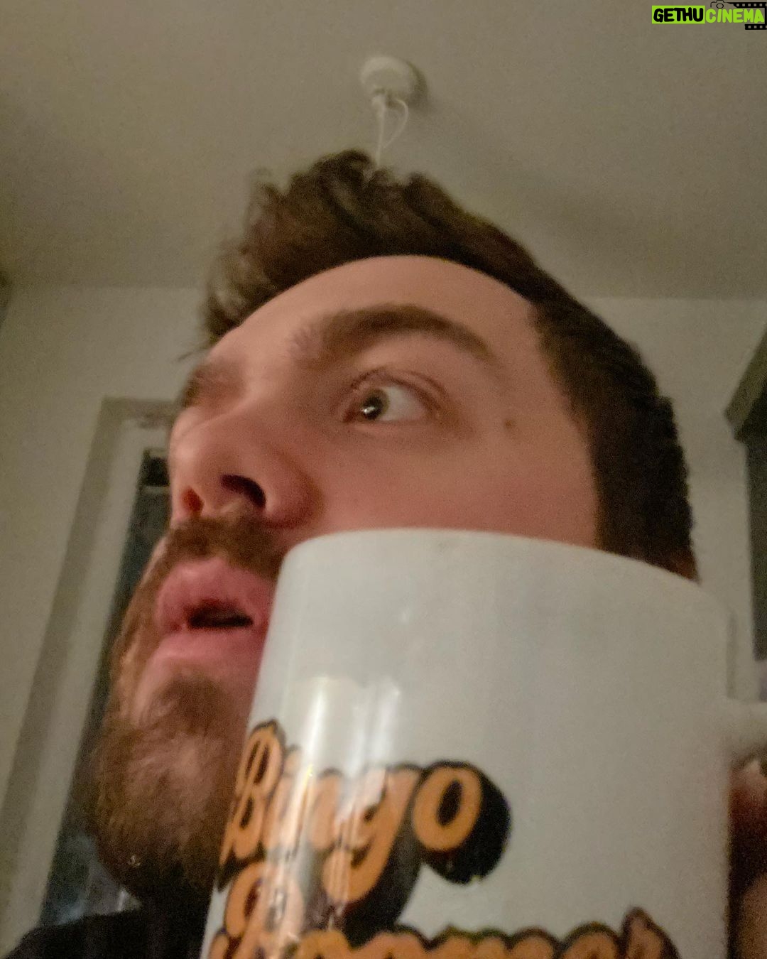 Carl Stanley Instagram - Mitt nyaste konstverk. Bildserien: ”En förvirrad man upptäcker sitt eget kaffe.”