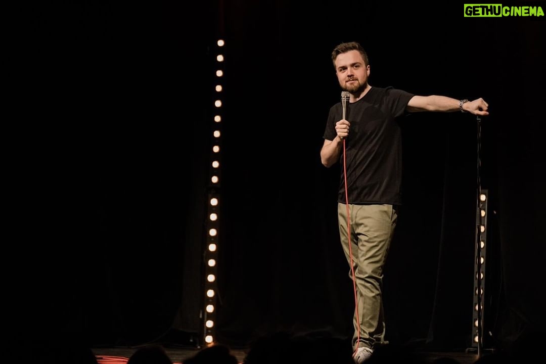 Carl Stanley - 2.3K Likes - Tack Borås, Göteborg, Halmstad och Jönköping för en otrolig turnévecka! Ni var otroliga att få skoja för, vi ses nästa gång. Kommande vecka kör vi dubbla shower i Kristianstad och Ystad. Sen fortsätter vi tills tiden tar slut!
Akta Huet❤️
📸 @alexsoderling