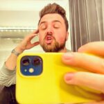 Carl Stanley Instagram - Nyklippt och redo för strid! Idag har jag fått skjuts, gett upp, tappat bort min hotellnyckel och testat Melonsnus. Kan inte rekommendera något av det. Men! Livet går vidare. Det kanske blåser från andra hållet imorgon och Tomas von Brömssen lever. ”Det finns hopp” -Jesus Kristus Akta huet 🦡