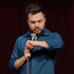 Carl Stanley Instagram - Klockan 21.30 ikväll spelar jag förband åt Rapport när Akta Huet visas på SVT1. Därefter ligger föreställningen på SVTplay. Det känns lite konstigt att föreställningen aldrig ska framföras av mig live längre, att den blivit en film istället. Jag har lite separationsångest och en del av mig vill fortsätta åka runt och berätta dessa skämten för er. En annan del är glad att få börja jobba på nästa föreställning och låta er se Akta Huet så många eller få gånger ni vill (9 av 10 tandläkare rekommenderar två gånger om dagen). Så jag hoppas att ni tittar på gammel-tv ikväll om ni har möjlighet, alternativt att ni tittar på nya coola hot splashing internet vid ett annat tillfälle. (Länk i bio) Tycker ni om föreställningen får ni gärna visa en kompis eller två. Akta Huet ❤️