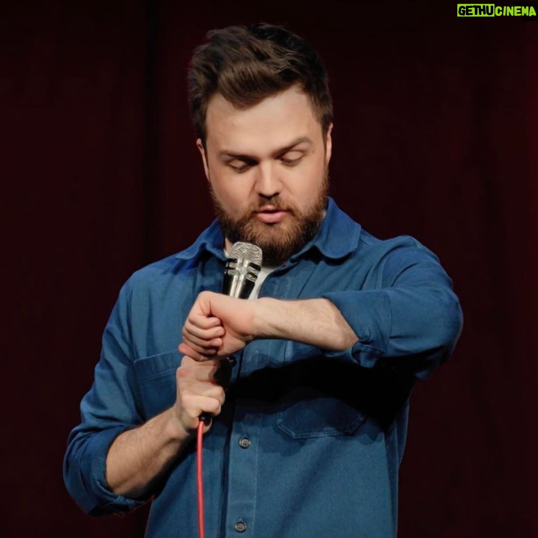 Carl Stanley - 3.3K Likes - Klockan 21.30 ikväll spelar jag förband åt Rapport när Akta Huet visas på SVT1. Därefter ligger föreställningen på SVTplay.
Det känns lite konstigt att föreställningen aldrig ska framföras av mig live längre, att den blivit en film istället. Jag har lite separationsångest och en del av mig vill fortsätta åka runt och berätta dessa skämten för er. En annan del är glad att få börja jobba på nästa föreställning och låta er se Akta Huet så många eller få gånger ni vill (9 av 10 tandläkare rekommenderar två gånger om dagen). Så jag hoppas att ni tittar på gammel-tv ikväll om ni har möjlighet, alternativt att ni tittar på nya coola hot splashing internet vid ett annat tillfälle. (Länk i bio)
Tycker ni om föreställningen får ni gärna visa en kompis eller två.
Akta Huet ❤️