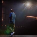 Carl Stanley Instagram - Klockan 21.30 ikväll spelar jag förband åt Rapport när Akta Huet visas på SVT1. Därefter ligger föreställningen på SVTplay. Det känns lite konstigt att föreställningen aldrig ska framföras av mig live längre, att den blivit en film istället. Jag har lite separationsångest och en del av mig vill fortsätta åka runt och berätta dessa skämten för er. En annan del är glad att få börja jobba på nästa föreställning och låta er se Akta Huet så många eller få gånger ni vill (9 av 10 tandläkare rekommenderar två gånger om dagen). Så jag hoppas att ni tittar på gammel-tv ikväll om ni har möjlighet, alternativt att ni tittar på nya coola hot splashing internet vid ett annat tillfälle. (Länk i bio) Tycker ni om föreställningen får ni gärna visa en kompis eller två. Akta Huet ❤️