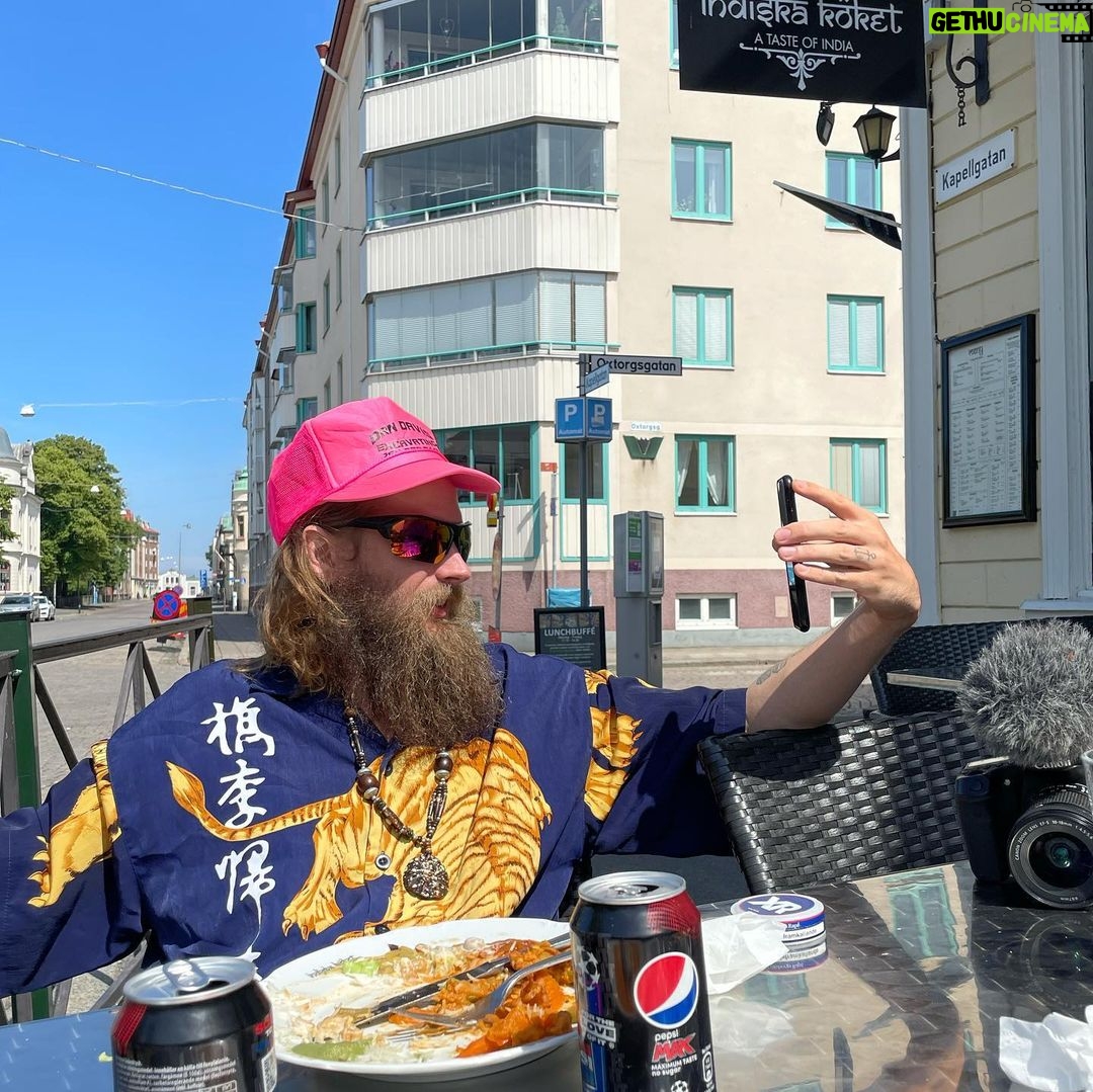 Carl Stanley - 2.1K Likes - Hallåja. Sommar. Gig. Mat. Folk med strumpor. Loger. Osv.
Akta huet🎠