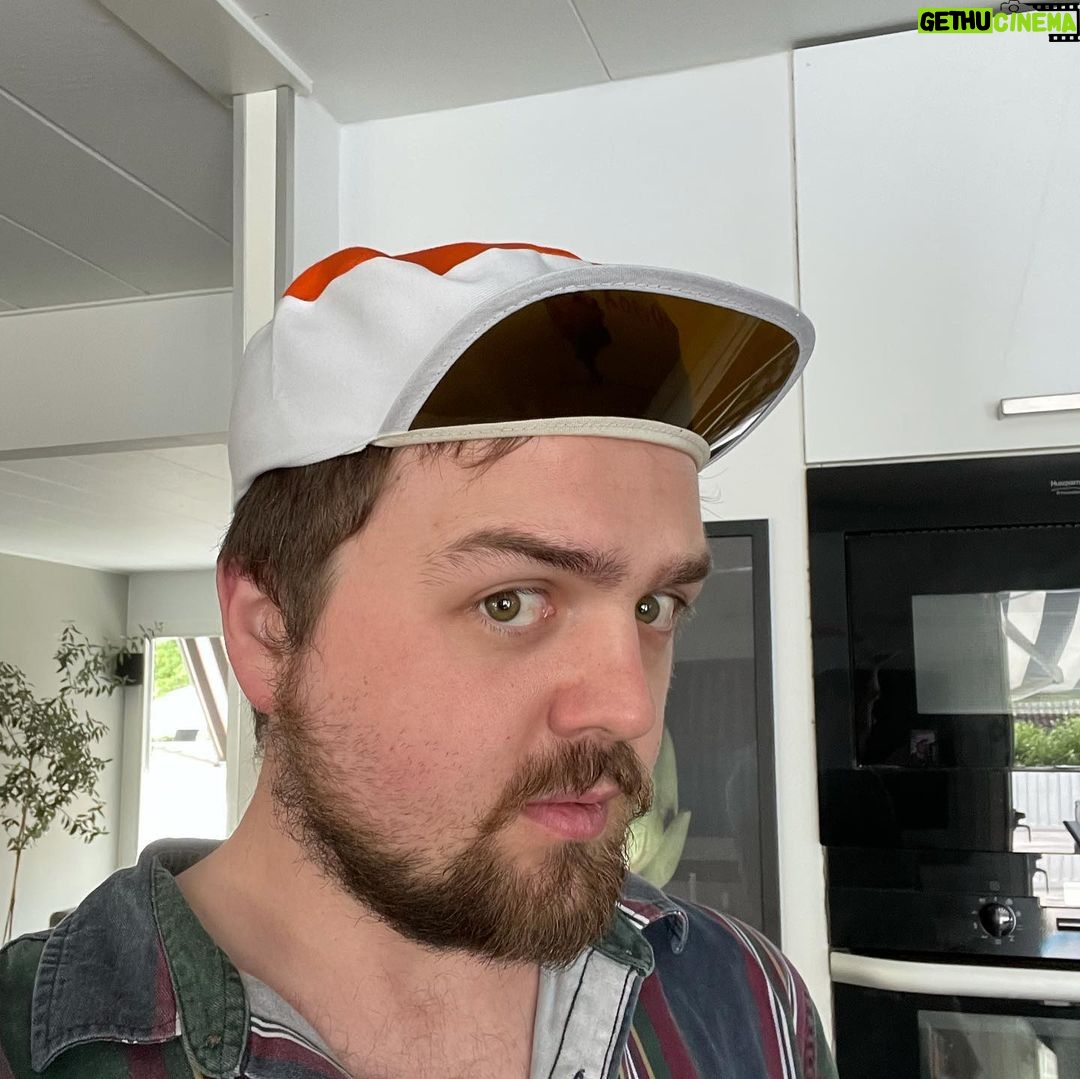 Carl Stanley - 2.1K Likes - Hallåja. Sommar. Gig. Mat. Folk med strumpor. Loger. Osv.
Akta huet🎠