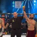 Carlo Pedersoli Jr. Instagram – Un super @carlopedersolijr che vince per sottomissione un match tutt’altro che scontato 🇮🇹💪🏽
Dopo il trionfo, tutta la gioia e l’emozione del “capitano”

#mma #cagewarriors #carlopedersoli #champion #pedersoli #fight #fighting #molafight #Mola
