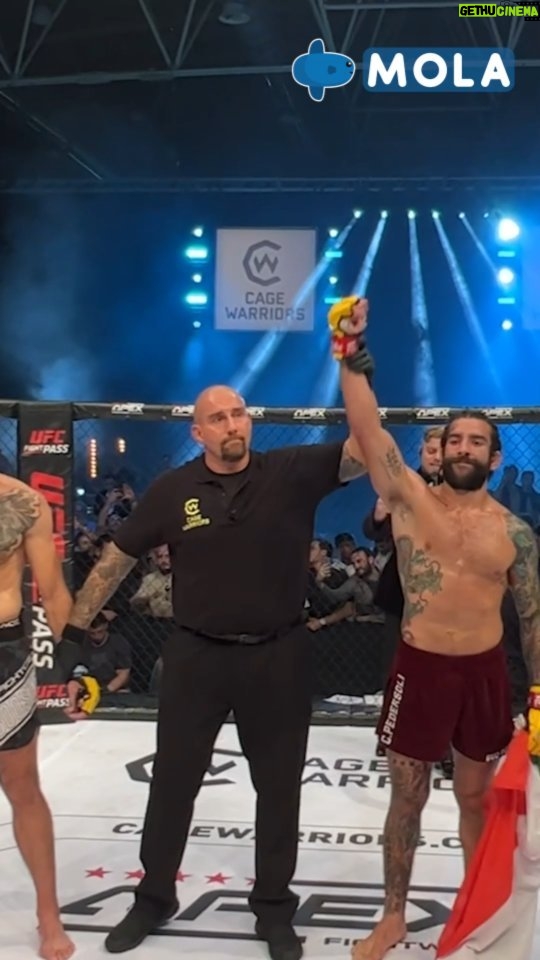 Carlo Pedersoli Jr. Instagram - Un super @carlopedersolijr che vince per sottomissione un match tutt'altro che scontato 🇮🇹💪🏽 Dopo il trionfo, tutta la gioia e l'emozione del "capitano" #mma #cagewarriors #carlopedersoli #champion #pedersoli #fight #fighting #molafight #Mola