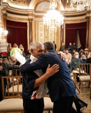 Carlos Moedas Instagram - 🔑🏡 Entregámos as chaves de vários programas municipais de habitação, resultado do trabalho que temos vindo a desenvolver. Sabemos que ainda há muito por fazer e comprometemo-nos a continuar a construir e a reabilitar mais para dar resposta a um direito básico: a habitação digna.

#habitacao #lisboa #cmlisboa