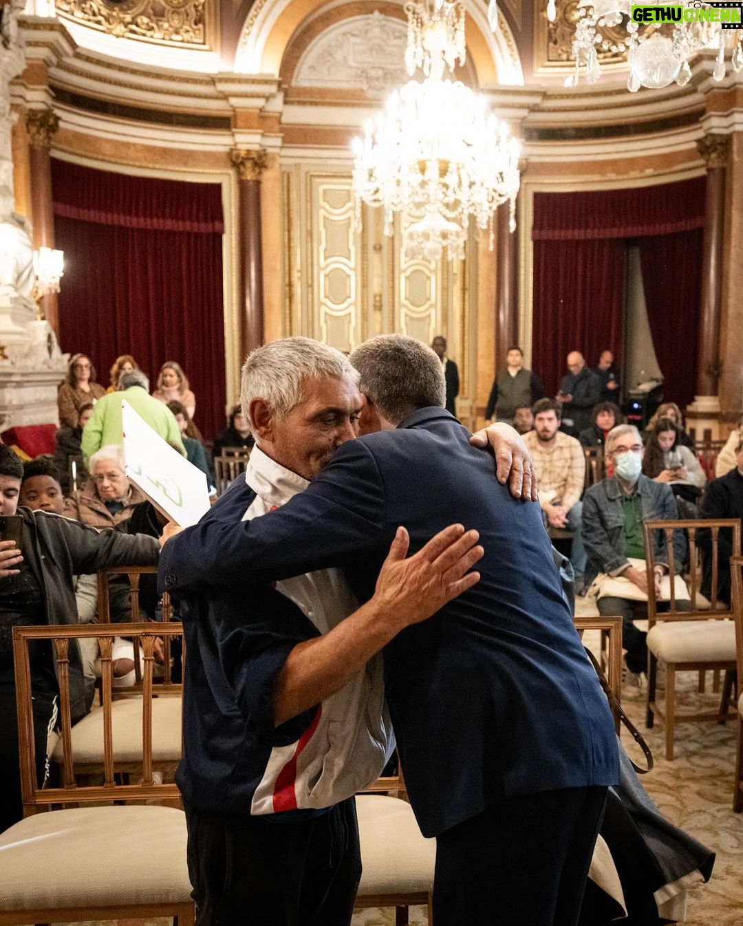 Carlos Moedas - 711 Likes - 🔑🏡 Entregámos as chaves de vários programas municipais de habitação, resultado do trabalho que temos vindo a desenvolver. Sabemos que ainda há muito por fazer e comprometemo-nos a continuar a construir e a reabilitar mais para dar resposta a um direito básico: a habitação digna.
#habitacao #lisboa #cmlisboa