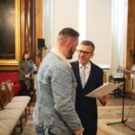 Carlos Moedas Instagram - 🔑🏡 Entregámos as chaves de vários programas municipais de habitação, resultado do trabalho que temos vindo a desenvolver. Sabemos que ainda há muito por fazer e comprometemo-nos a continuar a construir e a reabilitar mais para dar resposta a um direito básico: a habitação digna. #habitacao #lisboa #cmlisboa