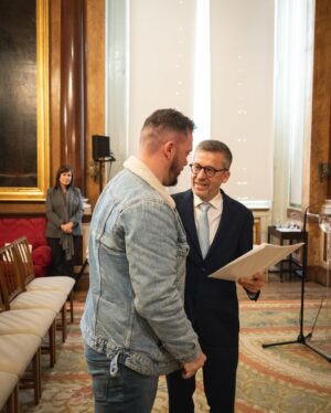 Carlos Moedas Instagram - 🔑🏡 Entregámos as chaves de vários programas municipais de habitação, resultado do trabalho que temos vindo a desenvolver. Sabemos que ainda há muito por fazer e comprometemo-nos a continuar a construir e a reabilitar mais para dar resposta a um direito básico: a habitação digna.

#habitacao #lisboa #cmlisboa
