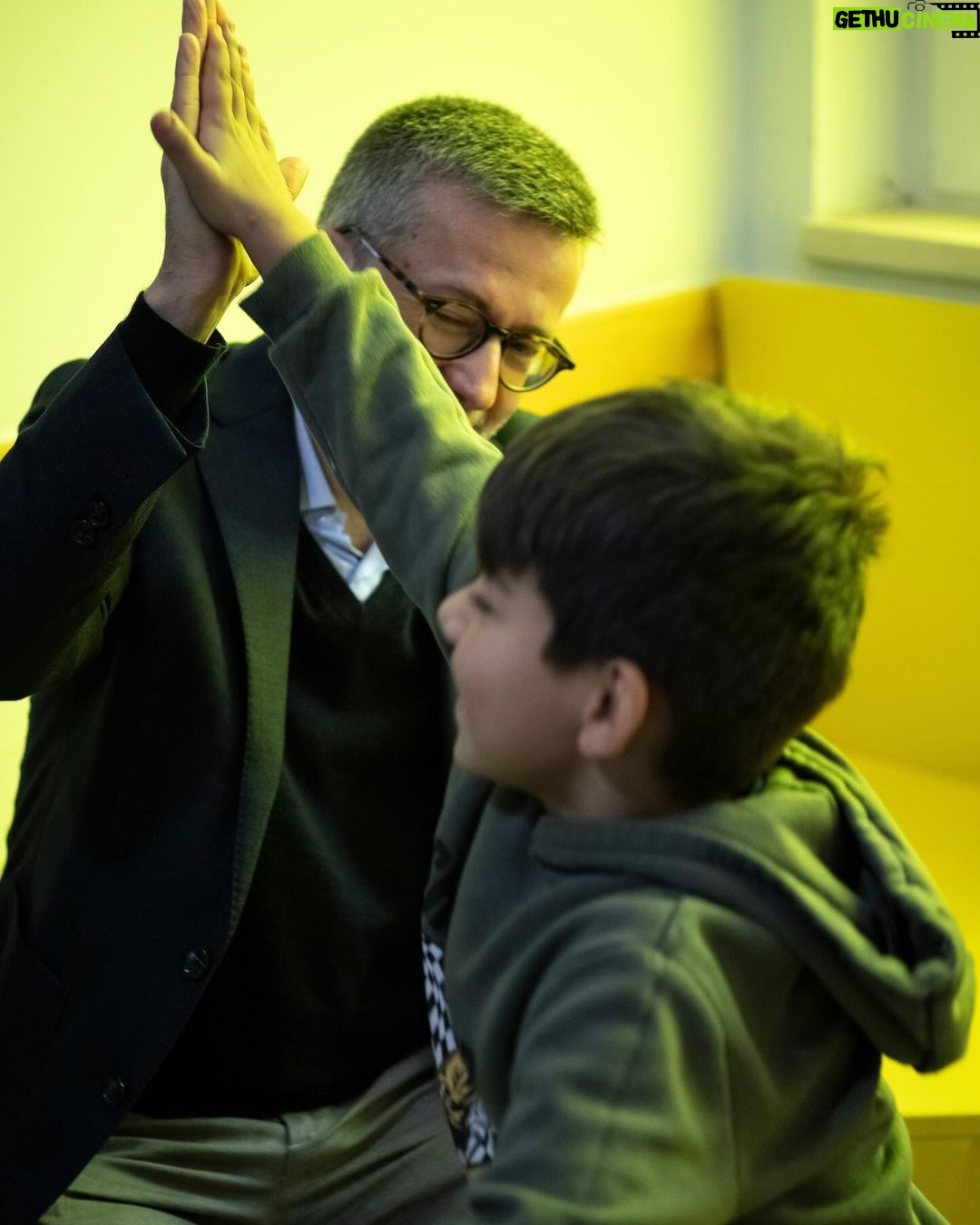 Carlos Moedas Instagram - Um ano de Avenidas. O primeiro equipamento, de seis já implementados, do projeto Um Teatro em cada Bairro celebrou hoje o seu primeiro ano de atividade, promovendo uma cultura descentralizada e mais próxima das pessoas. #teatroemcadabairro #avenidas #cultura #lisboa #cmlisboa