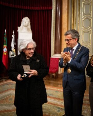 Carlos Moedas Instagram - 🏅 Atribuímos a Medalha de Mérito Cultural a Salete Salvado. Uma homenagem que celebra a memória da cidade numa pessoa que serviu, estudou e sentiu Lisboa. Obrigado.

#medalhademeritocultural #cultura #lisboa #cmlisboa #saletesalvado