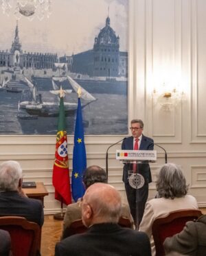 Carlos Moedas Instagram - ❗️Ninguém é dono dos portugueses. O Centro Interpretativo do 25 de abril de 1974 vai nascer no Terreiro do Paço. Por respeito à História, pelo significado de abril e pelo futuro. Este ano celebramos 50 anos de 25 de abril, é importante relembrar que só os portugueses são donos do seu destino.

#25deabril #abril #25deabril1974 #50anos #liberdade