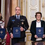 Carlos Moedas Instagram - ➡️ Em Lisboa, cerca de 127 mil pessoas têm mais de 65 anos. O protocolo “Lisboa, Cidade com Vida para Todas as Idades” enquadra-se na visão que temos de uma cidade que cuida e dá respostas concretas às necessidades das pessoas. Este protocolo garante: 🔨 Obras de reabilitação e adaptação, em habitações municipais, de acordo com as necessidades de saúde e mobilidade 🤲 Formação e capacitação de cuidadores informais 💊 Auxílio na medicação 🤝 Centros intergeracionais 🏠 Apoio domiciliário integrado
