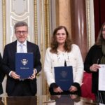 Carlos Moedas Instagram - ➡️ Em Lisboa, cerca de 127 mil pessoas têm mais de 65 anos. O protocolo “Lisboa, Cidade com Vida para Todas as Idades” enquadra-se na visão que temos de uma cidade que cuida e dá respostas concretas às necessidades das pessoas. Este protocolo garante: 🔨 Obras de reabilitação e adaptação, em habitações municipais, de acordo com as necessidades de saúde e mobilidade 🤲 Formação e capacitação de cuidadores informais 💊 Auxílio na medicação 🤝 Centros intergeracionais 🏠 Apoio domiciliário integrado