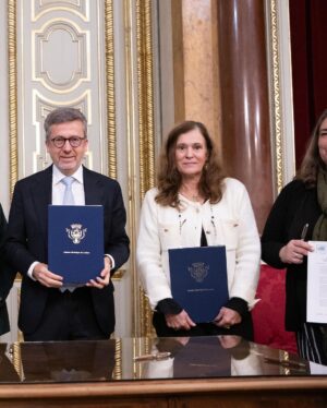 Carlos Moedas Instagram - ➡️ Em Lisboa, cerca de 127 mil pessoas têm mais de 65 anos. O protocolo “Lisboa, Cidade com Vida para Todas as Idades” enquadra-se na visão que temos de uma cidade que cuida e dá respostas concretas às necessidades das pessoas. Este protocolo garante:
🔨 Obras de reabilitação e adaptação, em habitações municipais, de acordo com as necessidades de saúde e mobilidade 
🤲 Formação e capacitação de cuidadores informais
💊 Auxílio na medicação
🤝 Centros intergeracionais
🏠 Apoio domiciliário integrado