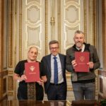 Carlos Moedas Instagram - 🔑🏠 Ultrapassámos as 1 500 chaves entregues. Estas chaves representam a mudança na vida de várias famílias e representam também o trabalho que temos vindo a desenvolver na área da habitação. Demos também um passo importante na melhoria da vida das pessoas com a assinatura de protocolos de cooperação com a Associação Recreativa de Moradores e Amigos do Bairro da Boavista e com a Associação de Moradores do Bairro Padre Cruz. #habitacao #cmlisboa #lisboa