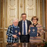 Carlos Moedas Instagram - 🔑🏠 Ultrapassámos as 1 500 chaves entregues. Estas chaves representam a mudança na vida de várias famílias e representam também o trabalho que temos vindo a desenvolver na área da habitação. Demos também um passo importante na melhoria da vida das pessoas com a assinatura de protocolos de cooperação com a Associação Recreativa de Moradores e Amigos do Bairro da Boavista e com a Associação de Moradores do Bairro Padre Cruz. #habitacao #cmlisboa #lisboa