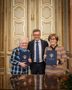 Carlos Moedas Instagram - 🔑🏠 Ultrapassámos as 1 500 chaves entregues. Estas chaves representam a mudança na vida de várias famílias e representam também o trabalho que temos vindo a desenvolver na área da habitação. Demos também um passo importante na melhoria da vida das pessoas com a assinatura de protocolos de cooperação com a Associação Recreativa de Moradores e Amigos do Bairro da Boavista e com a Associação de Moradores do Bairro Padre Cruz.

#habitacao #cmlisboa #lisboa