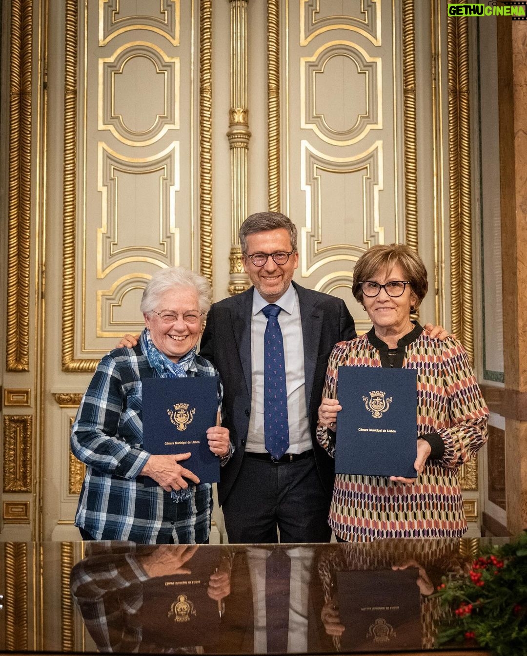 Carlos Moedas - 1.2K Likes - 🔑🏠 Ultrapassámos as 1 500 chaves entregues. Estas chaves representam a mudança na vida de várias famílias e representam também o trabalho que temos vindo a desenvolver na área da habitação. Demos também um passo importante na melhoria da vida das pessoas com a assinatura de protocolos de cooperação com a Associação Recreativa de Moradores e Amigos do Bairro da Boavista e com a Associação de Moradores do Bairro Padre Cruz.
#habitacao #cmlisboa #lisboa