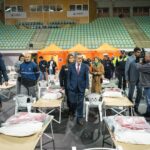 Carlos Moedas Instagram – ❗️ Era preciso atuar antes da situação piorar.
Ativámos o Plano de Contingência para as Pessoas em Situação de Sem Abrigo devido às temperaturas baixas. O Pavilhão Municipal Casal Vistoso está a funcionar como centro de acolhimento garantindo refeições e bebidas quentes, roupa, banho, artigos de higiene pessoal e serviços de saúde. Este plano tem também equipas técnicas de rua, estações de metro abertas durante a noite e parceiros que distribuem alimentos e roupa.