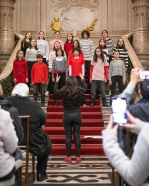 Carlos Moedas Instagram - 🎵 Dia de ouvir as janeiras nos Paços do Concelho cantadas pelo Coro ComPasso da Escola Artística de Música do Conservatório Nacional.

#janeiras #lisboa #cmlisboa