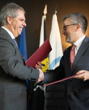 Carlos Moedas Instagram - ✍️ Assinámos o protocolo que vai permitir implementar uma taxa turística para os passageiros dos navios de cruzeiros que nos visitam por via marítima. Esta medida é fundamental para a cidade porque é justa, necessária, moderada e porque vai contribuir mais para a vida e para o bem-estar de cada lisboeta.

#lisboa #taxaturistica #cmlisboa