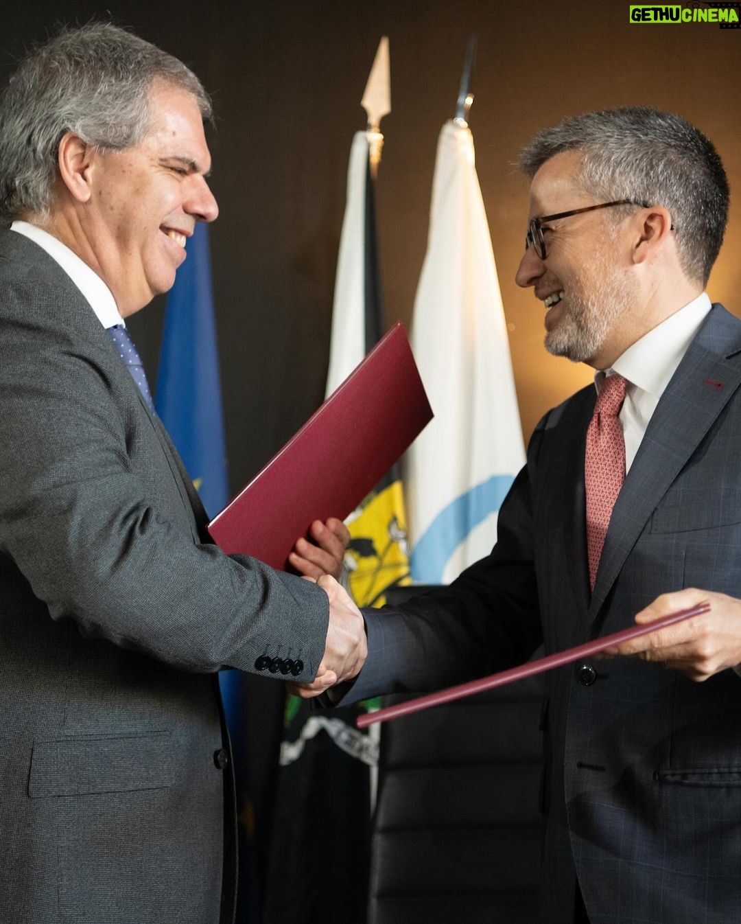 Carlos Moedas - 717 Likes - ✍️ Assinámos o protocolo que vai permitir implementar uma taxa turística para os passageiros dos navios de cruzeiros que nos visitam por via marítima. Esta medida é fundamental para a cidade porque é justa, necessária, moderada e porque vai contribuir mais para a vida e para o bem-estar de cada lisboeta.
#lisboa #taxaturistica #cmlisboa