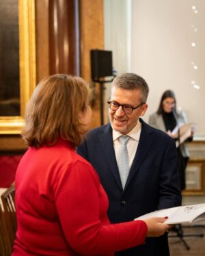 Carlos Moedas Instagram - 🔑🏡 Entregámos as chaves de vários programas municipais de habitação, resultado do trabalho que temos vindo a desenvolver. Sabemos que ainda há muito por fazer e comprometemo-nos a continuar a construir e a reabilitar mais para dar resposta a um direito básico: a habitação digna.

#habitacao #lisboa #cmlisboa