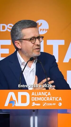 Carlos Moedas Instagram - 📣 Em 2 anos entregámos mais de 1 500 chaves e ajudamos mensalmente 1 000 famílias a pagar a renda de sua casa. Estamos a investir 560 milhões de euros em habitação, a reabilitar e a construir mais. Continuaremos a trabalhar para resolver este problema e para dar oportunidade às pessoas de ter aquilo que é um direito básico: habitação digna.

#habitacao #lisboa #habitacaodigna