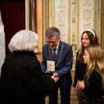 Carlos Moedas Instagram - 🏅 Atribuímos a Medalha de Mérito Cultural a Salete Salvado. Uma homenagem que celebra a memória da cidade numa pessoa que serviu, estudou e sentiu Lisboa. Obrigado. #medalhademeritocultural #cultura #lisboa #cmlisboa #saletesalvado