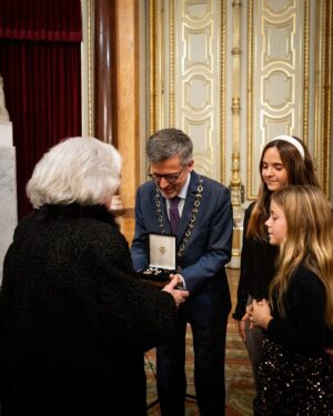 Carlos Moedas Instagram - 🏅 Atribuímos a Medalha de Mérito Cultural a Salete Salvado. Uma homenagem que celebra a memória da cidade numa pessoa que serviu, estudou e sentiu Lisboa. Obrigado.

#medalhademeritocultural #cultura #lisboa #cmlisboa #saletesalvado